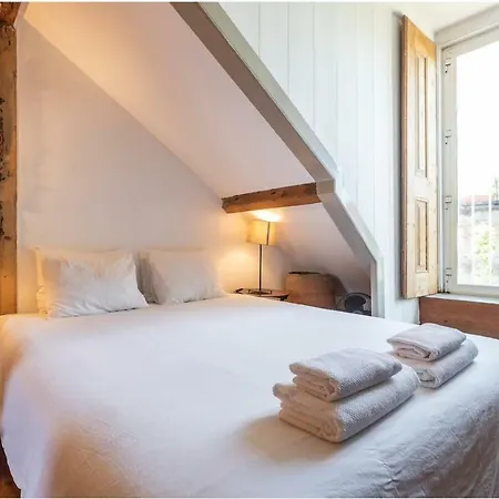 Charming Sunny Penthouse Lissabon