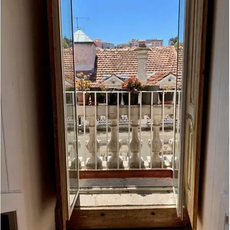 Charming Sunny Penthouse アパート *