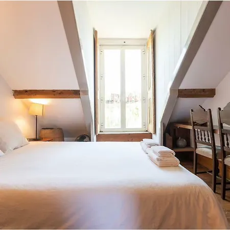 Charming Sunny Penthouse アパート *